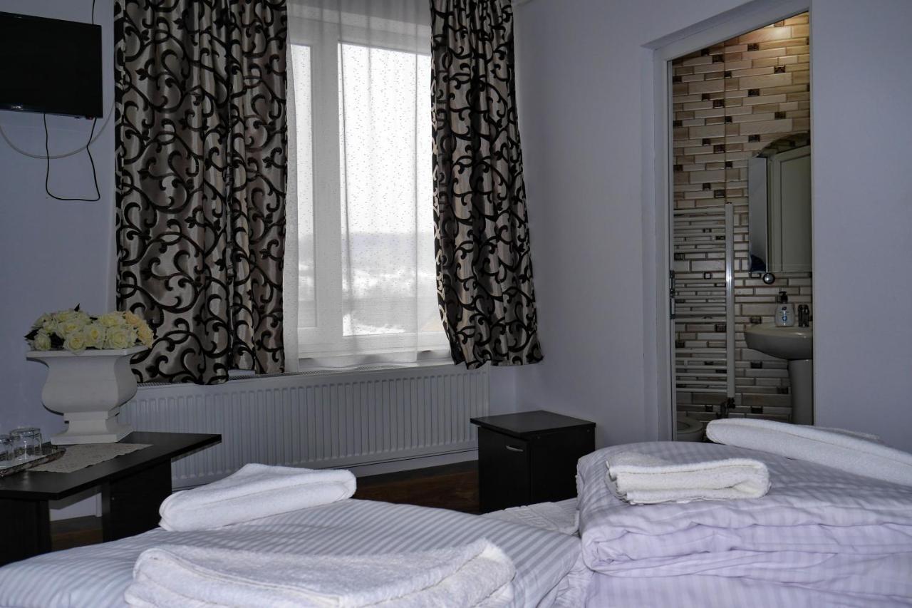 Floare De Colt Hotel Berbesti Exterior foto