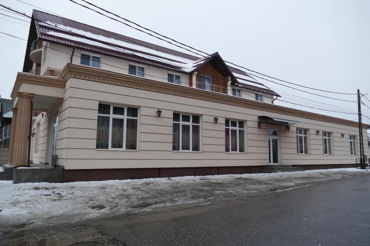 Floare De Colt Hotel Berbesti Exterior foto