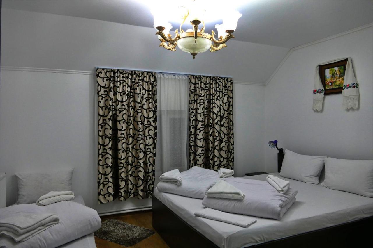 Floare De Colt Hotel Berbesti Exterior foto