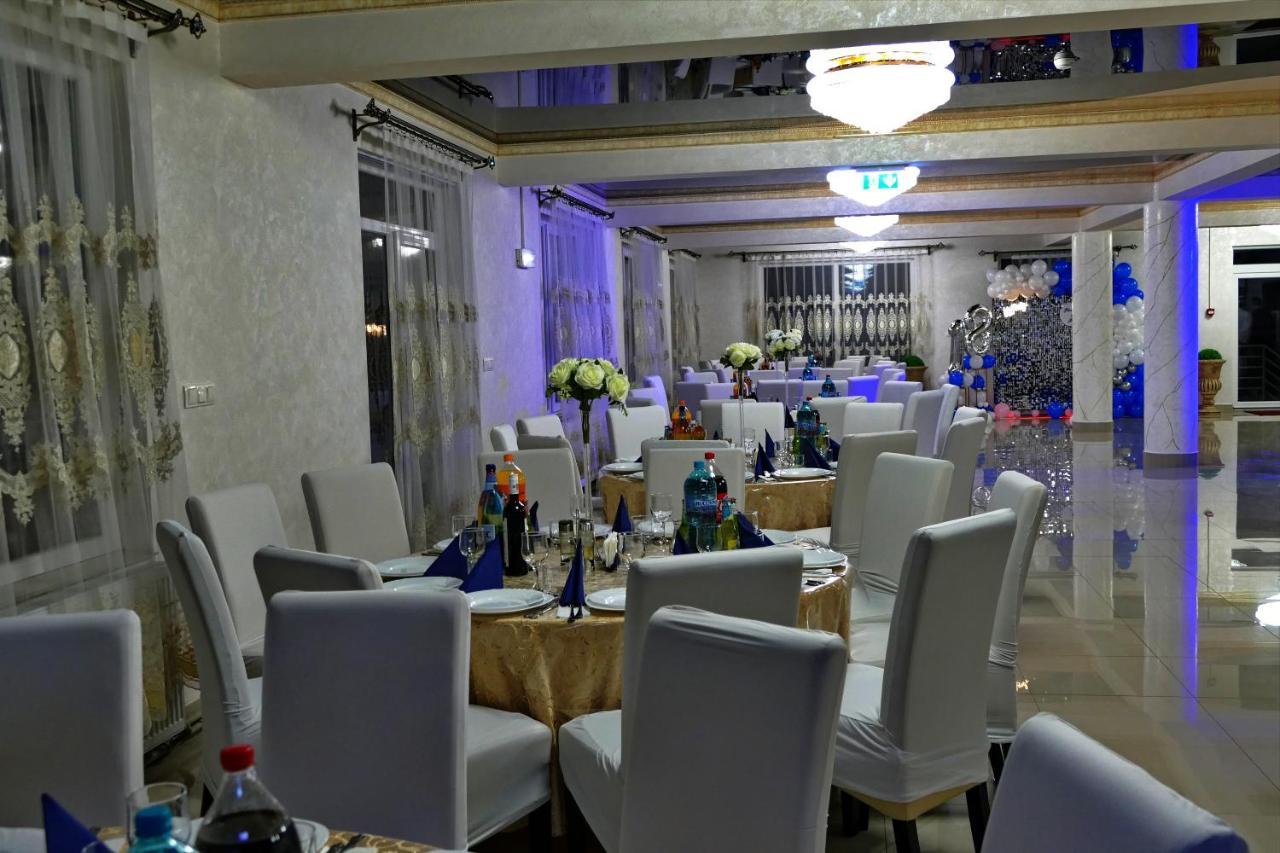 Floare De Colt Hotel Berbesti Exterior foto